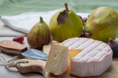 Fransız peyniri Fleur Rouge, tatlı olarak taze incir ve armutla servis edilen inek sütünden yapılmıştır.