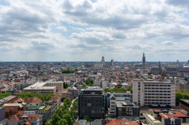 Şehir manzarası, eski Belçika şehri Antwerpen, yazın yukarıdan manzara