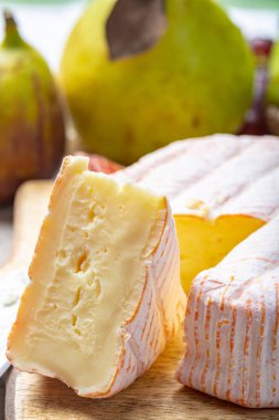 Fransız peyniri Fleur Rouge, tatlı olarak taze incir ve armutla servis edilen inek sütünden yapılmıştır.