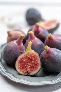 Taze taze organik incir meyveleri yakın mesafeden yemeye hazır.