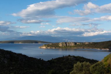 Peloponnese, Yunanistan, yeşil tepeler ve mavi deniz suyuyla manzaralı bir panorama fotoğrafı