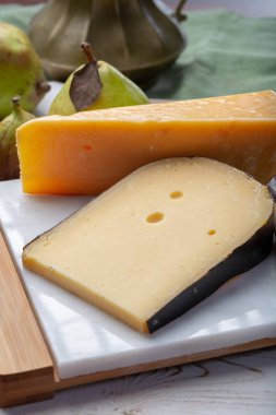 Yıllanmış orijinal Hollanda sert peynirleri taze armutlarla servis edilir.
