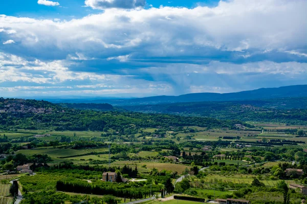 法国南部普罗旺斯有丰饶的卢贝隆山谷的风景 夏天的景色 — 图库照片