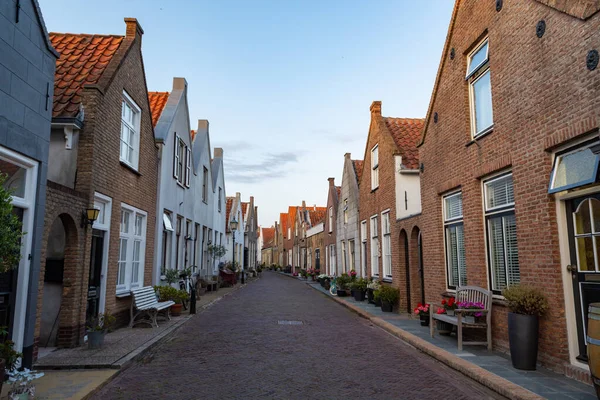 Straßenansicht Mit Alten Häusern Der Niederländischen Kleinstadt Goedereede Bei Sonnenuntergang — Stockfoto