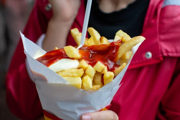 Äta Belgiska Stekta Potatischips Med Ketchup Och Majonnäs Snabbmat Gatan — Stockfoto