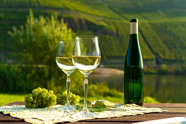 Almanya 'nın Mosel nehri vadisinde tepelerde büyüyen beyaz üzümlerden üretilen ünlü Alman kaliteli beyaz şarap şişesi Mosel Vadisi' nin dışında servis ediliyor.