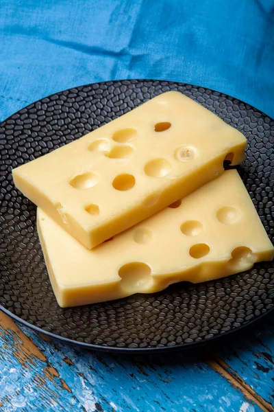 Twee Blokken Franse Emmentale Halfharde Kaas Van Dichtbij — Stockfoto