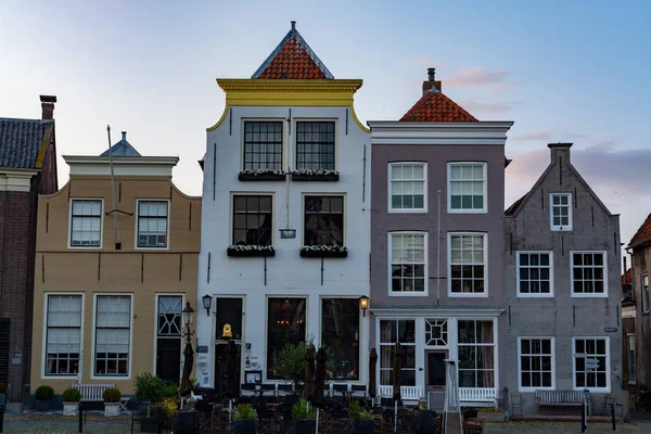 Straatzicht Met Oude Huizen Klein Nederlands Stadje Goedereede Bij Zonsondergang — Stockfoto