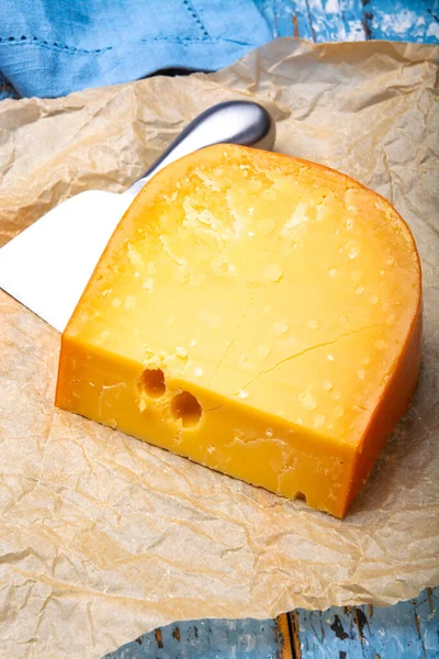 高齢者のオランダのグダチーズ おいしいヨーロッパ料理の一部を閉じます — ストック写真
