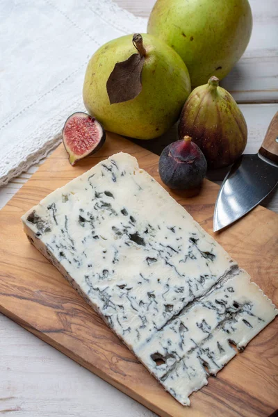意大利北部的高冈佐拉美味的意大利蓝奶酪 用鲜嫩的牛奶和新鲜的无花果梨制成 — 图库照片