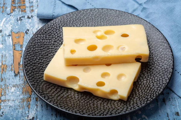 两片法式半硬奶酪的特写 — 图库照片