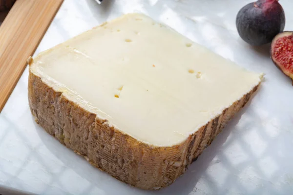 Tomme Brebis Koyun Sütünden Yaptığı Bir Parça Fransız Peyniri Taze — Stok fotoğraf