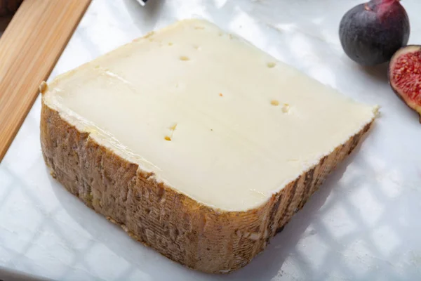 Pieza Queso Francés Tomme Brebis Hecha Leche Oveja Servida Como —  Fotos de Stock