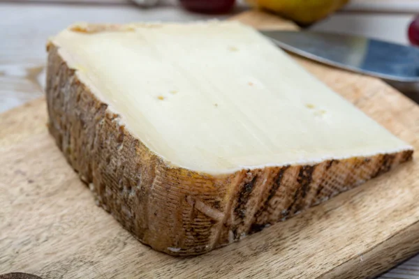 Stuk Franse Kaas Tomme Brebis Gemaakt Van Schapenmelk Geserveerd Als — Stockfoto