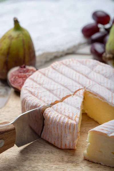新鮮なイチジクと梨を閉じデザートとして牛のミルクから作られたフランスのチーズフルールルージュのラウンドピース — ストック写真