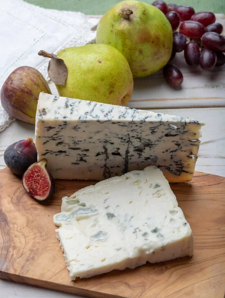 意大利北部 用鲜嫩的牛奶和新鲜的无花果梨制成的意大利蓝奶酪 — 图库照片