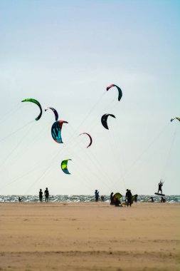 Su sporları etkinliği, renkli uçurtma sörfçüleri Kuzey Denizi 'nde Renesse, Zeeland, Hollanda yakınlarında yarışıyor.