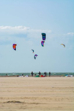 Su sporları etkinliği, renkli uçurtma sörfçüleri Kuzey Denizi 'nde Renesse, Zeeland, Hollanda yakınlarında yarışıyor.
