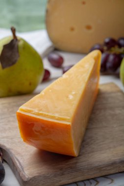 Eski Hollanda sert peynirlerinin parçaları taze armutlarla servis edilir.