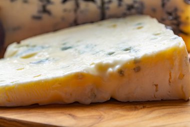 İtalya 'nın kuzeyinde yağsız inek sütünden yapılan Gorgonzola picant ve dolce İtalyan mavi peyniri taze incir ve armutla servis edilir.