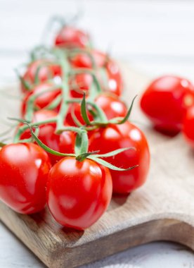 Taze olgun kırmızı vişneli prunella tomates sarmaşığı. Yaklaş.