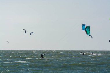Su sporları etkinliği, renkli uçurtma sörfçüleri Kuzey Denizi 'nde Renesse, Zeeland, Hollanda yakınlarında yarışıyor.