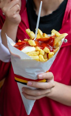 Belçika usulü kızarmış patates cipsi, ketçap ve mayonez yemek, fast food, sağlıksız yiyecekler.