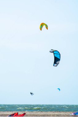 Su sporları etkinliği, renkli uçurtma sörfçüleri Kuzey Denizi 'nde Renesse, Zeeland, Hollanda yakınlarında yarışıyor.