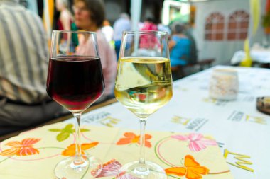 Üzüm hasadı sırasında, Almanya 'nın Mosel Nehri' nde sokak şarabı festivalinde kırmızı ve beyaz şarap tatmak.