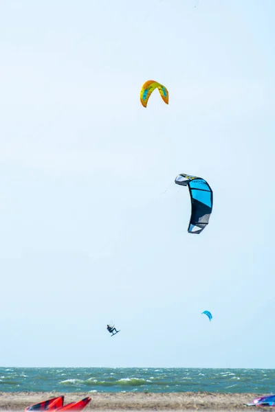 Θαλάσσια Σπορ Εκδήλωση Πολύχρωμο Kite Surfers Αγώνα Στη Βόρεια Θάλασσα — Φωτογραφία Αρχείου