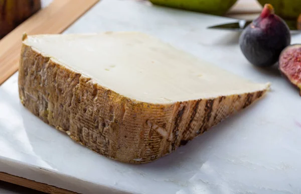新鮮なイチジクと梨を閉じデザートとして羊のミルクから作られたフランスのチーズトム ブルビスのピース — ストック写真