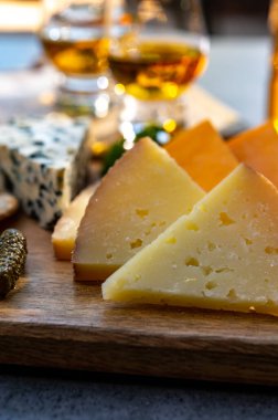 Viski ve peynir eşleşmesi, viski bardakları ve dilimlenmiş peynirli tabaklar.