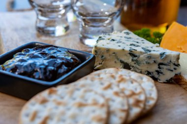 Viski ve peynir eşleşmesi, viski bardakları ve dilimlenmiş peynirli tabaklar.