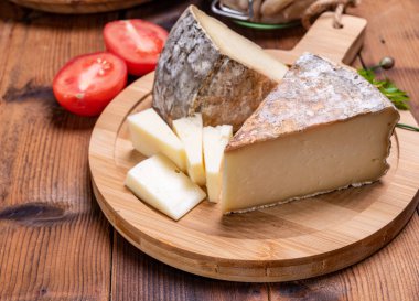 Tomme de Montagne peyniri ya da Fransız Alplerindeki inek sütünden yapılan tomme de savoie.