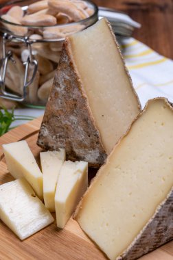 Tomme de Montagne peyniri ya da Fransız Alplerindeki inek sütünden yapılan tomme de savoie.