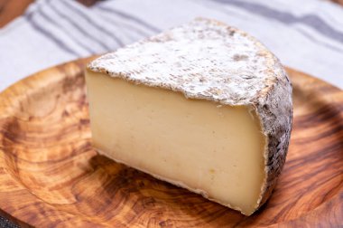 Tomme de Montagne peyniri ya da Fransız Alplerindeki inek sütünden yapılan tomme de savoie.