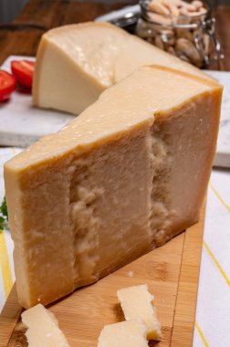 İnek sütünden ya da Grana Padano 'dan yapılmış büyük parmegiano-reggiano parmesan peyniri kalıpları.