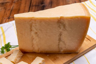 İnek sütünden ya da Grana Padano 'dan yapılmış büyük bir parça parmegiano-reggiano parmesan peyniri.
