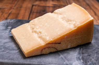 İnek sütünden ya da Grana Padano 'dan yapılmış büyük bir parça parmegiano-reggiano parmesan peyniri.