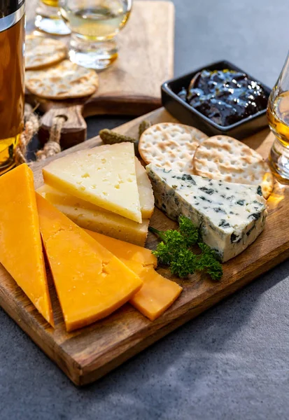 Accompagnement Whisky Fromage Dégustation Verres Whisky Assiette Fromages Tranchés Close — Photo