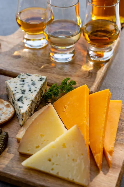 Viski Peynir Eşleşmesi Viski Bardakları Dilimlenmiş Peynirli Tabaklar — Stok fotoğraf