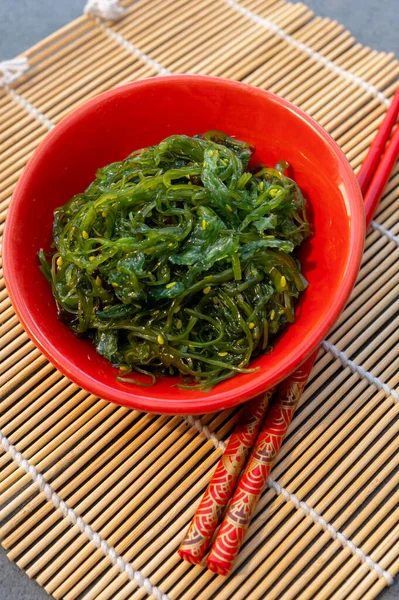 Insalata Alghe Verdi Fresche Orientali Servite Con Bacchette Vicino — Foto Stock