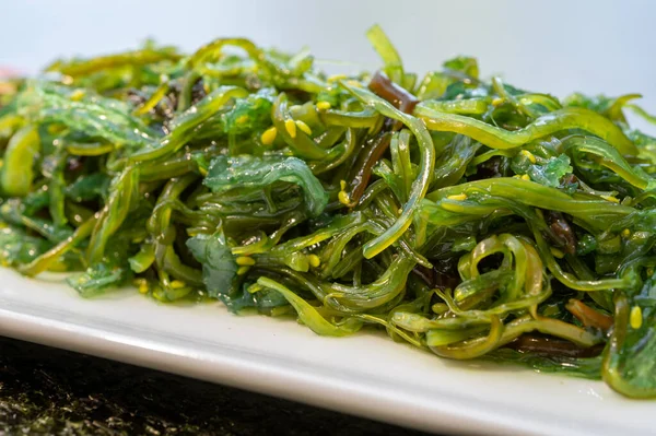 Insalata Alghe Verdi Fresche Orientali Servite Con Bacchette Vicino — Foto Stock