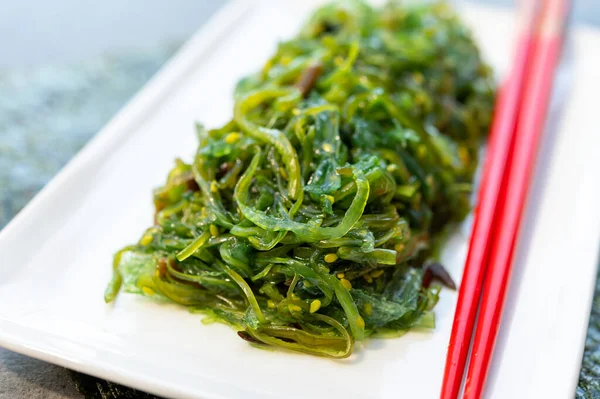 Insalata Alghe Verdi Fresche Orientali Servite Con Bacchette Vicino — Foto Stock