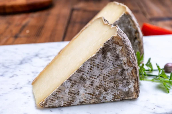 Bucăți Brânză Tomme Montagne Sau Tomme Savoie Fabricate Din Lapte — Fotografie, imagine de stoc