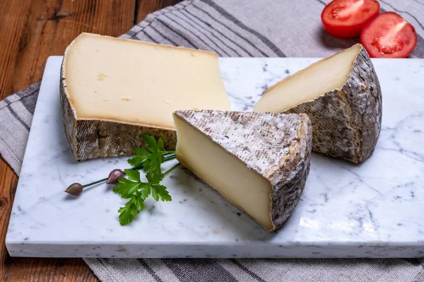 Kousky Sýrového Tomme Montagne Nebo Tomme Savoie Kravského Mléka Francouzských — Stock fotografie