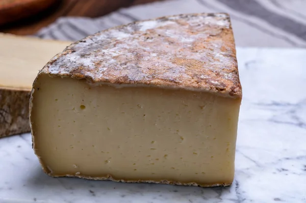 Pedaços Queijo Tomme Montagne Tomme Savoie Feitos Leite Vaca Alpes — Fotografia de Stock