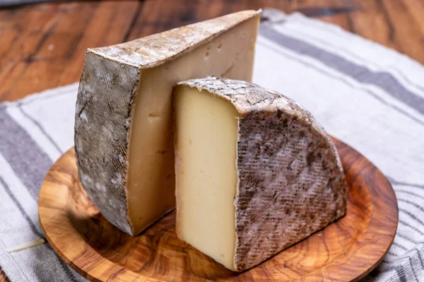 Käsestücke Tomme Montagne Oder Tomme Savoie Aus Kuhmilch Den Französischen — Stockfoto