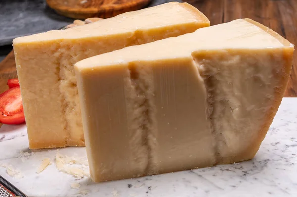 Velké Klíny Parmazánu Parmazán Tvrdý Italský Sýr Kravského Mléka Nebo — Stock fotografie