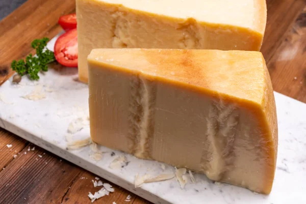 Nek Sütünden Grana Padano Dan Yapılmış Büyük Parmegiano Reggiano Parmesan — Stok fotoğraf